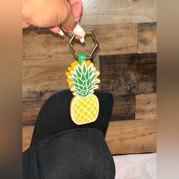 1 pc Pineapple strong magnetic hat clip - Picture 3 of 5
